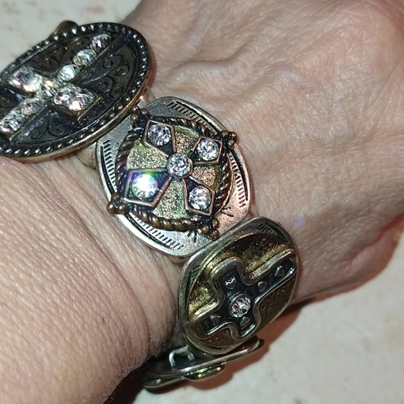 Chunky brass cross vintage bracelet - Picture 2 of 7